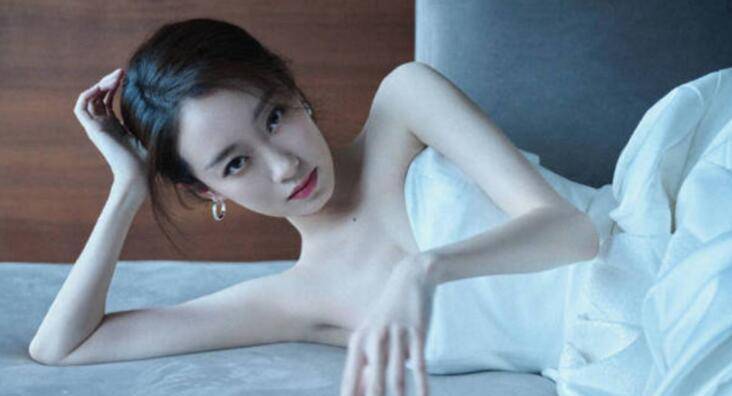 35岁张小斐穿抹身材裙秀好身材,四肢纤细锁骨明显,眼神又纯又欲