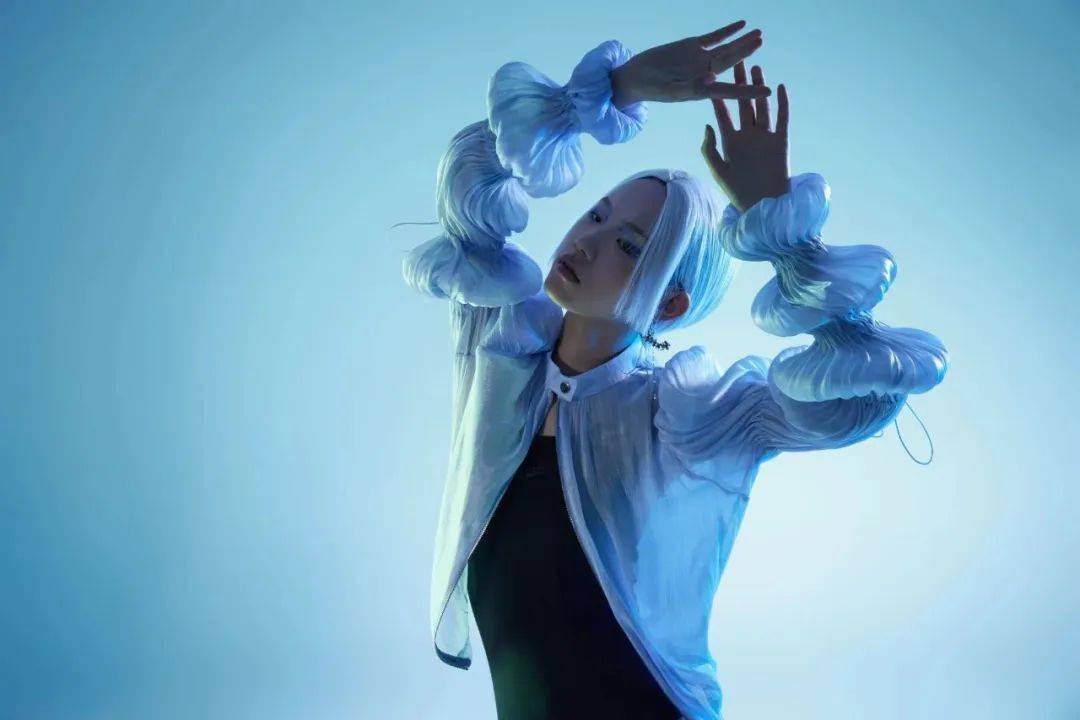 s/s 2023深圳时装周|言午木木ywmum:与极光漫舞,踏上奇幻星途_印花