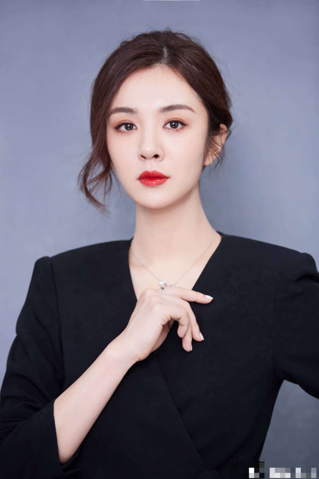 王晓晨真是"腿精"本人,原以为她穿了丝袜,看见脚趾才发现错了_西装