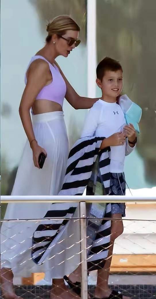 卡一家出游,大长腿全溢出屏幕;女儿与小七同龄,同样胖嘟嘟_阿拉贝拉