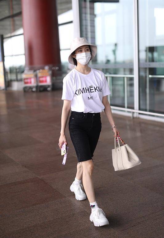 李纯演绎早秋酷女孩穿搭,牛仔印花连体裤帅气清爽,黑色皮衣好潮_白色