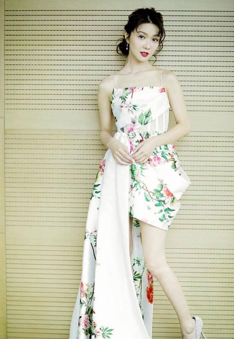 39岁薛凯琪真会穿,在红色睡裙外套透明雨衣,大秀时尚身材好吸睛_衣品