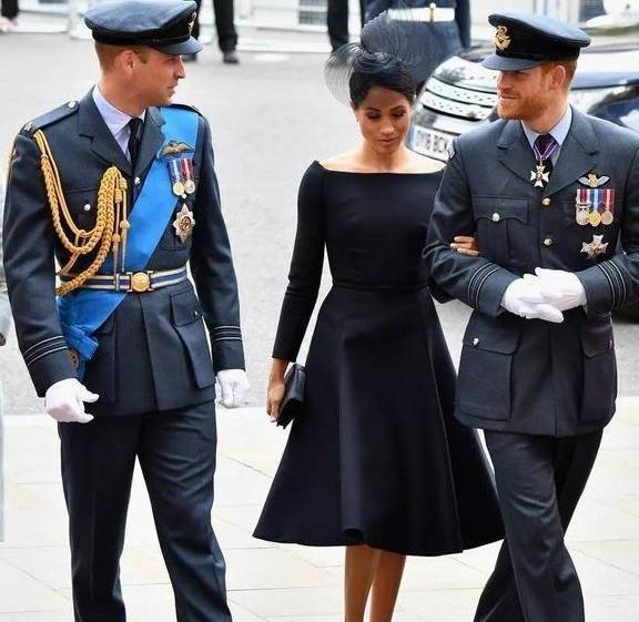 《汉密尔顿》时穿了超短礼服裙这又让保守的英国人炸了说好的王室女性