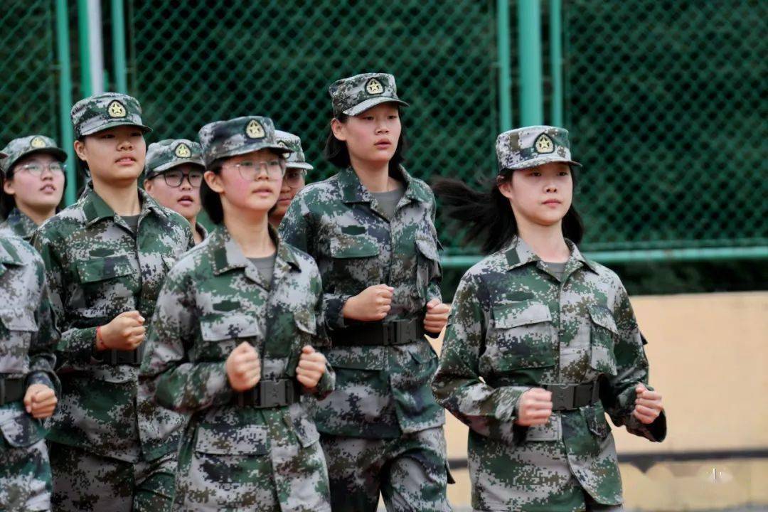 【三晋直通车】介休十中新生军训有特点 国防教育军营文化有特色_晋中