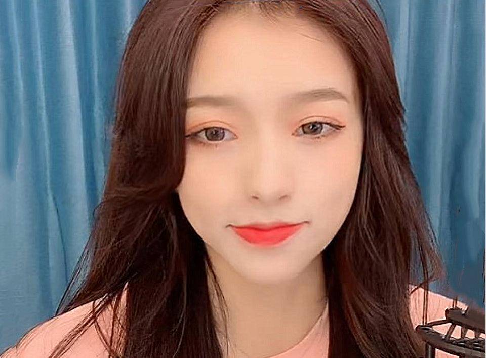 刘思瑶为证明自己颜值,晒九宫格自拍图,网友:和现实判若两人_视频