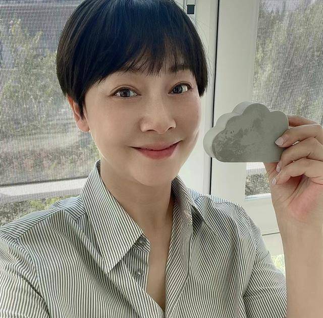 再加上白皙紧致的肌肤,颜值依旧出众,难怪一直受到老公张的青睐卫健多