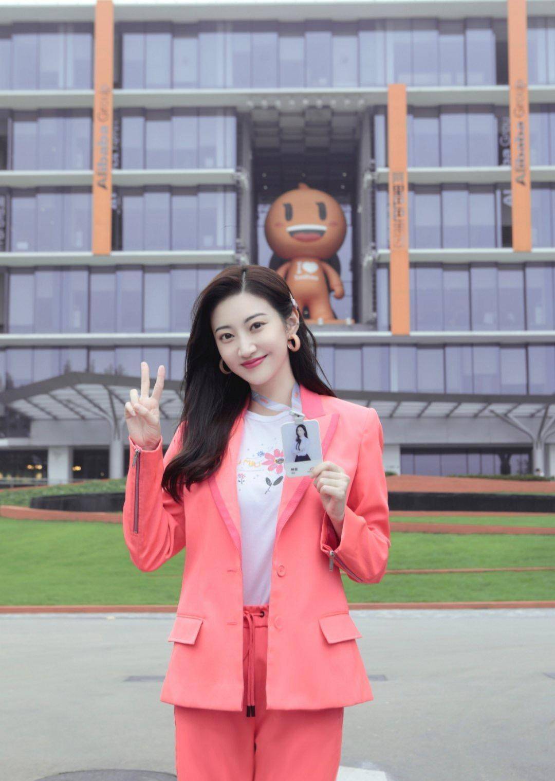 景甜穿搭技术真牛,穿荧光粉西装美成女强人,颜值反差太好看了!