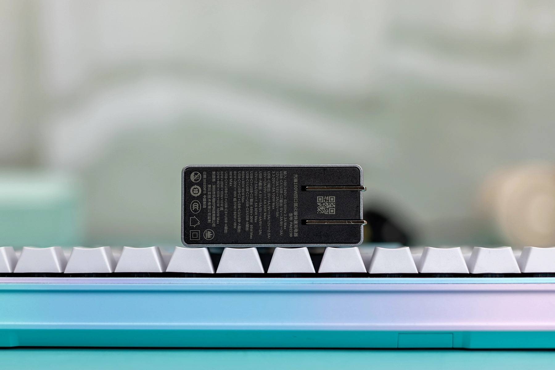 努比亚氘锋100W氮化镓充电器，体积小充电快，4口输出效率倍增