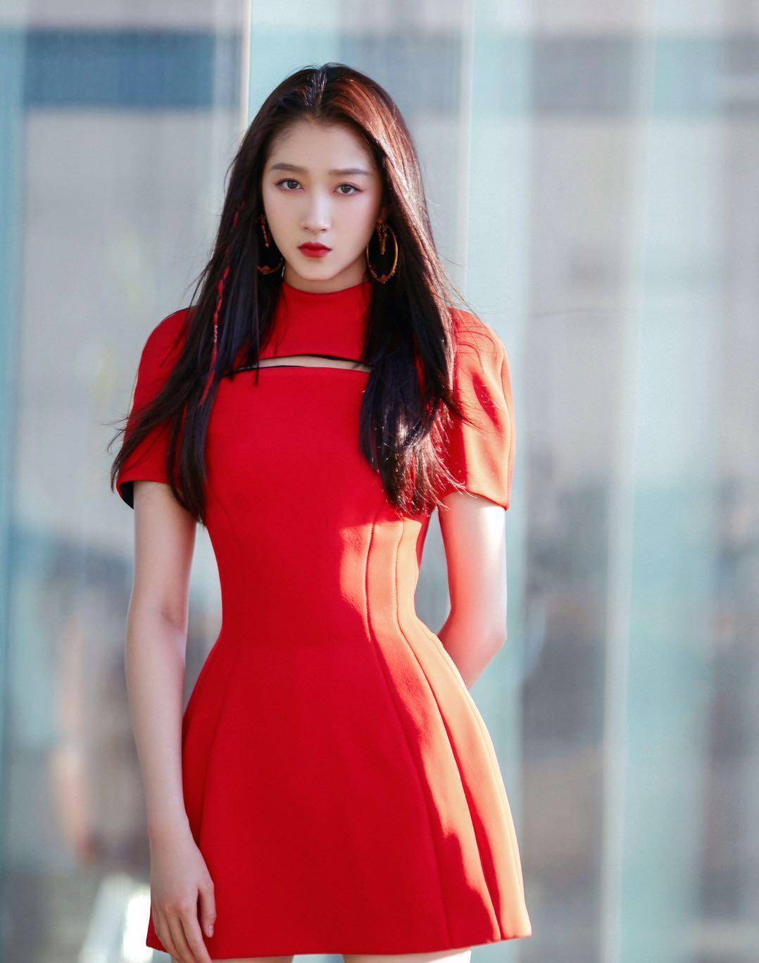 红色最显肤白貌美,盘点10位女明星的红裙造型,谁驾驭得更好?