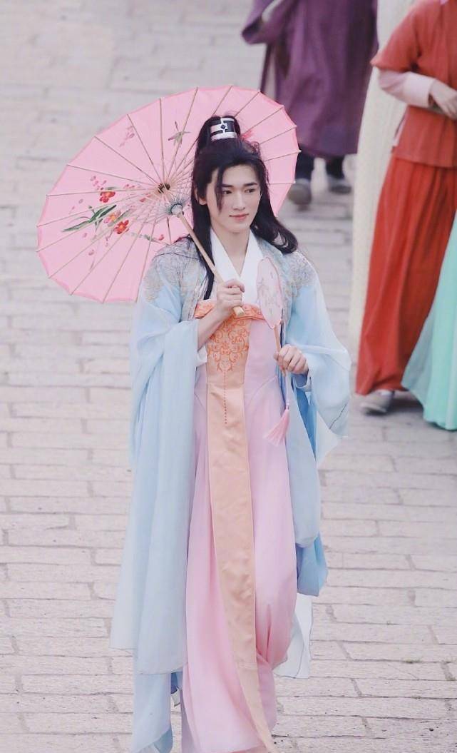 宋亚轩穿古风女装,脚上的鞋子瞬间成焦点,这才是对反串的尊重_漂亮