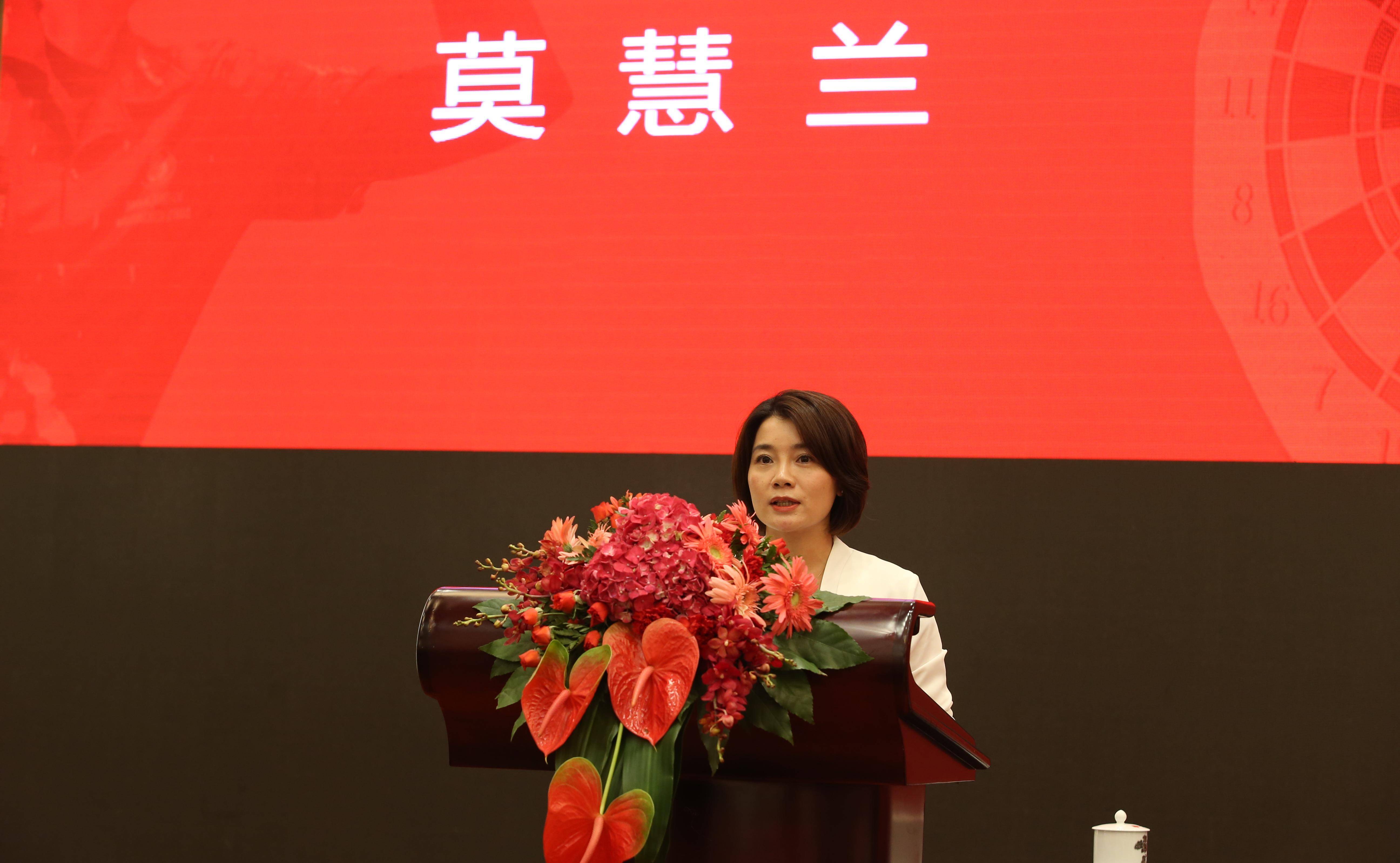4岁学体操,14岁成名,17岁退役,体操名将莫慧兰如今怎样了?