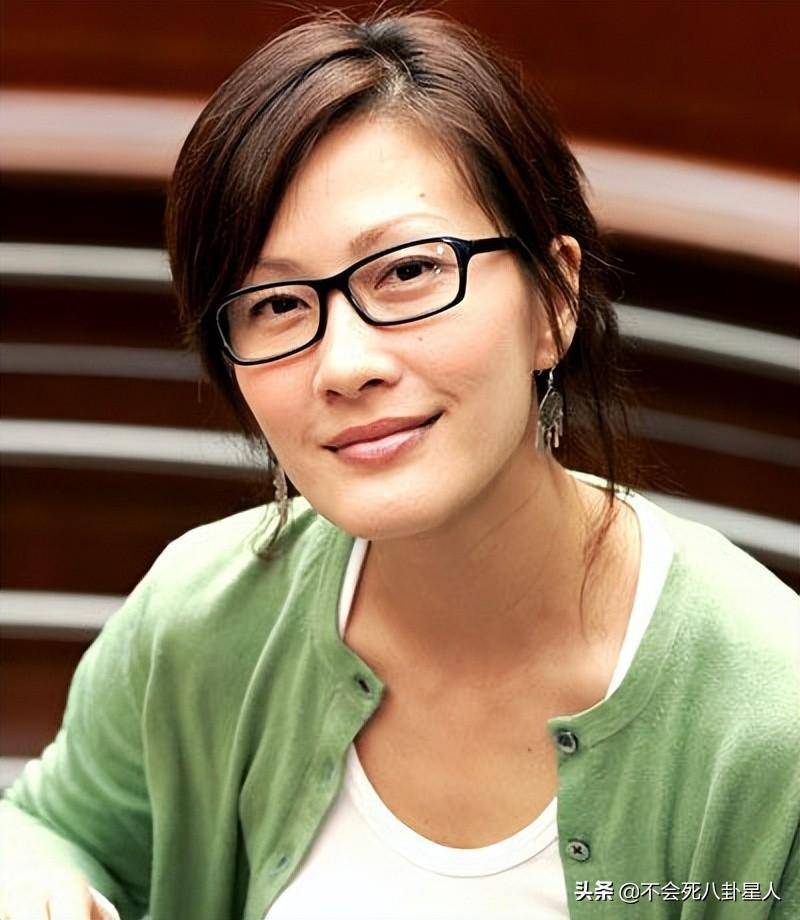 1998年陈慧珊与吴启华,蔡少芬等人一起合作拍摄了《妙手仁心》,一时