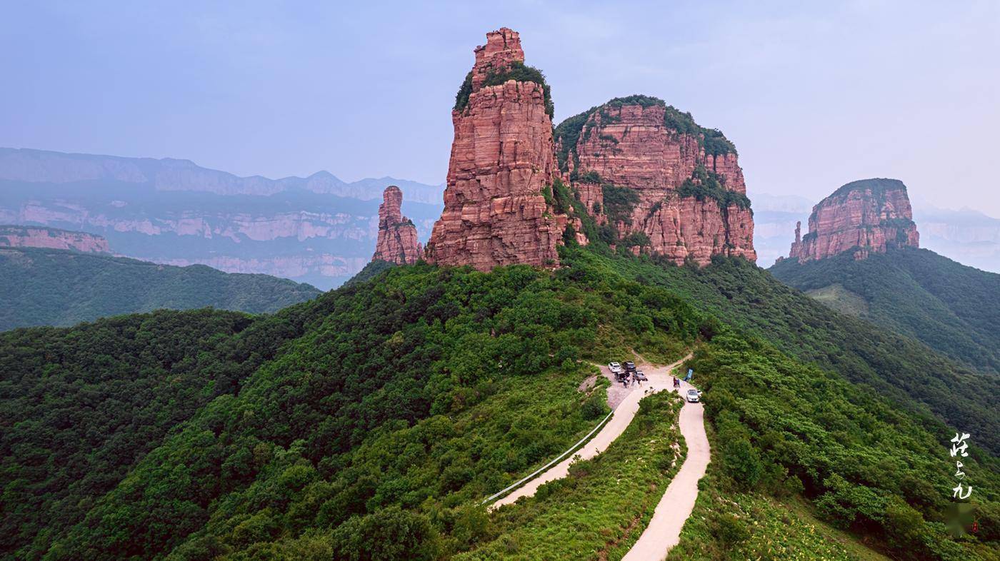 太行绝壁一米崖:身前一米生天 两侧万丈深渊