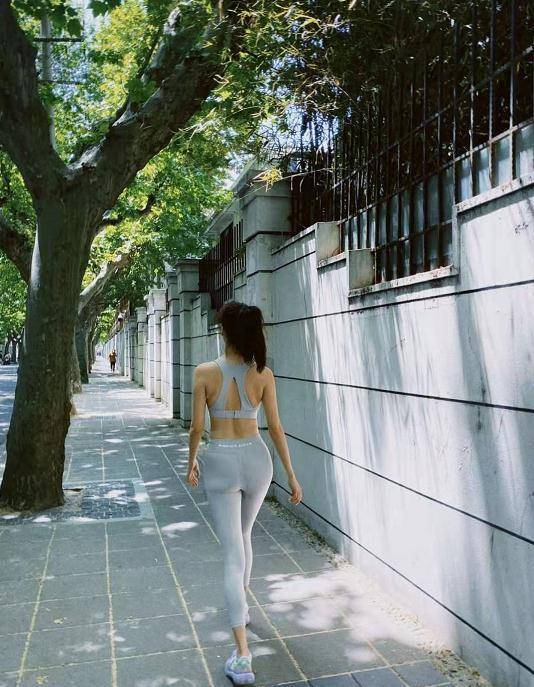 林峯前任吴千语晒健身美照,穿运动背心紧身裤秀身材,已瘦回巅峰_心情