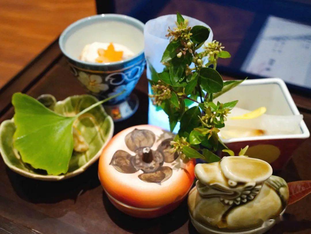 舞茸,烤无花果和碳烤西京银鳕鱼,滋味并不精细,只能说平淡无奇,银杏叶