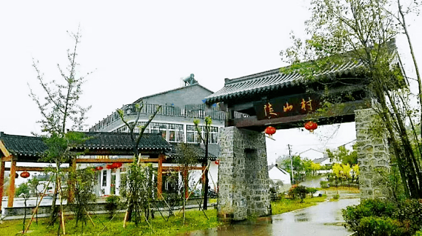 盛夏時節,從盱眙縣天泉湖鎮陡山村高大的仿古門樓進村,沿著青磚小道