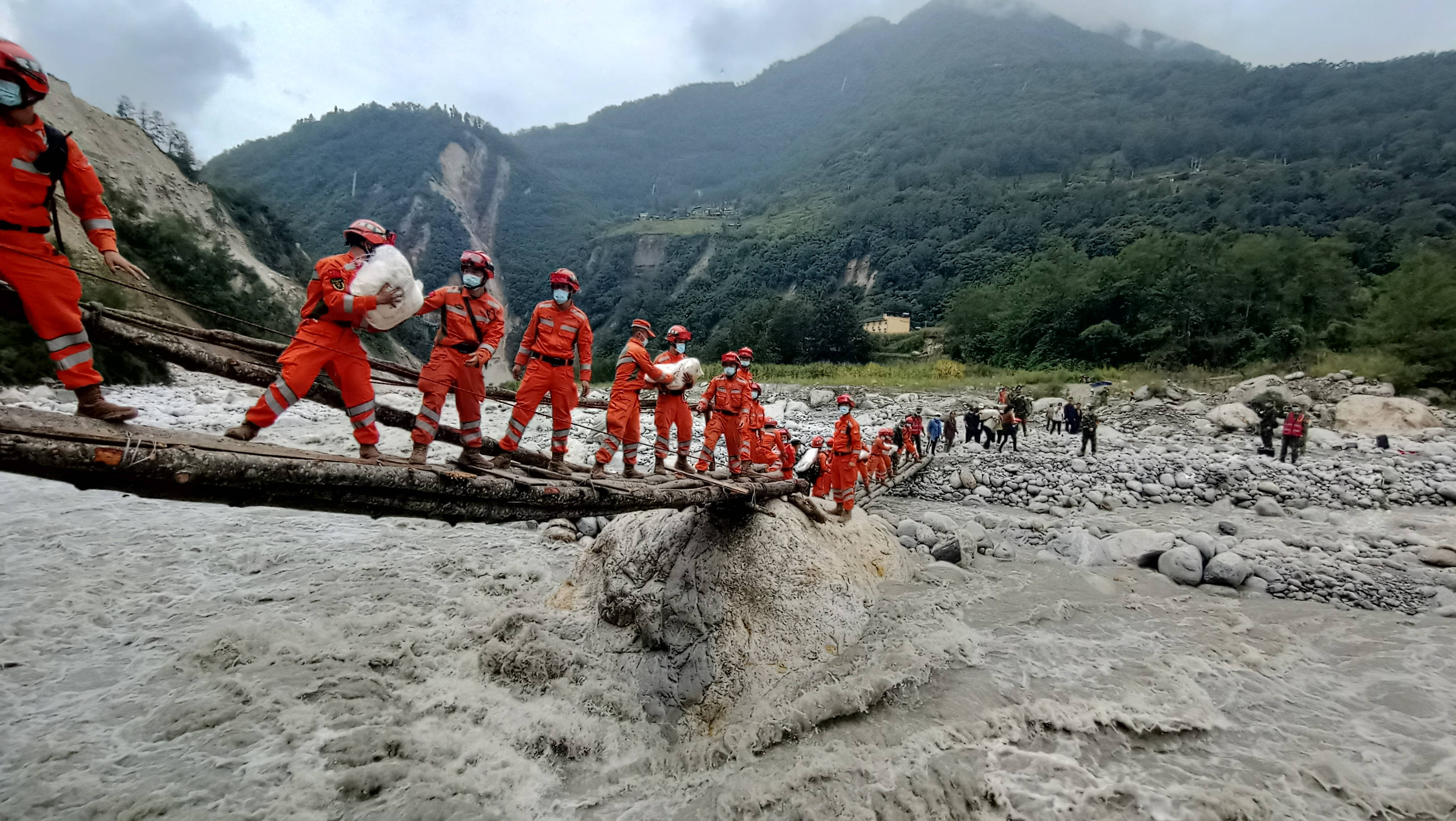 抗震救灾场景图片