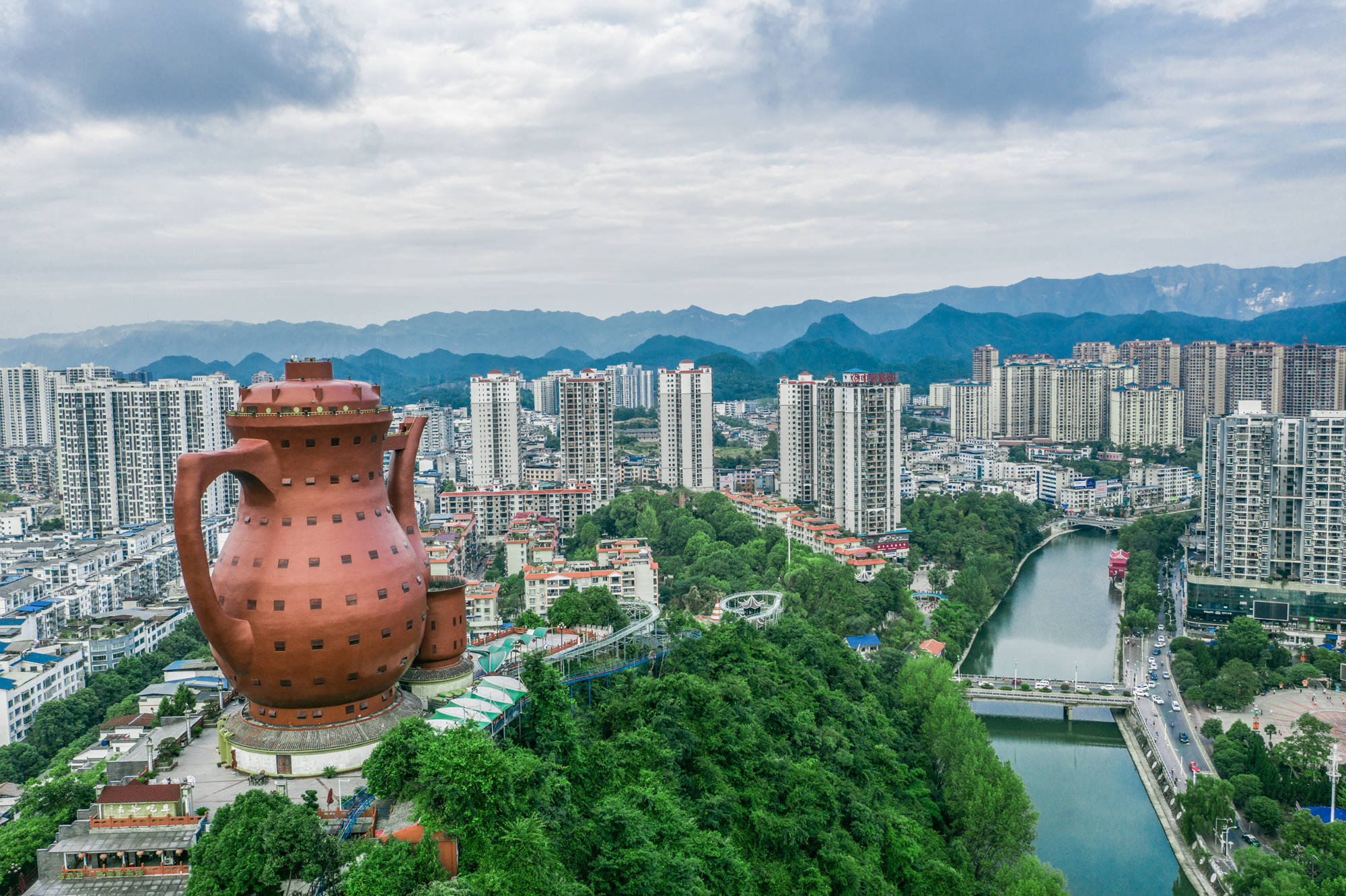 它建造城市中的山巅,高出湄潭城市高度的视野俯瞰山中之城,非常的壮观