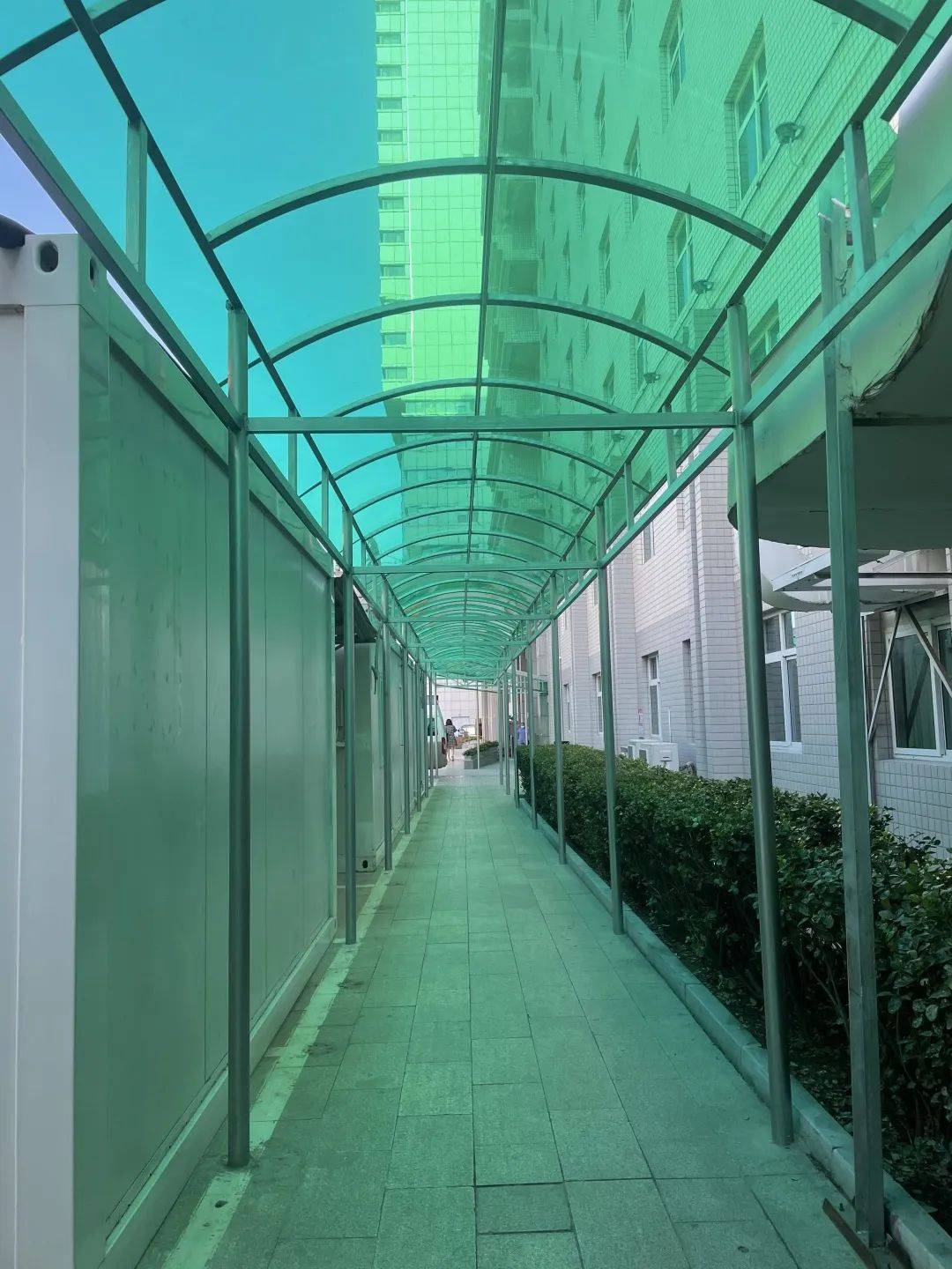 我们都没带伞,还以为要被淋到了,出了过道发现有雨棚通道,这真是太