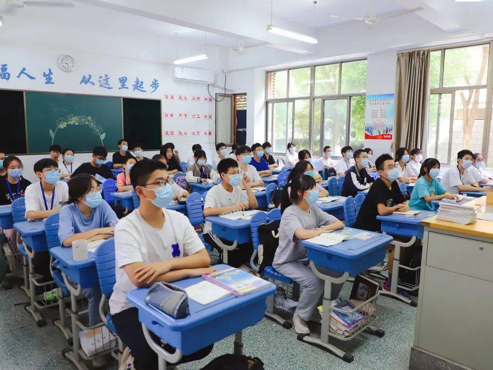 "——学校老师回望过去,无锡市硕放中学获得了许多成就,展望未来,无锡
