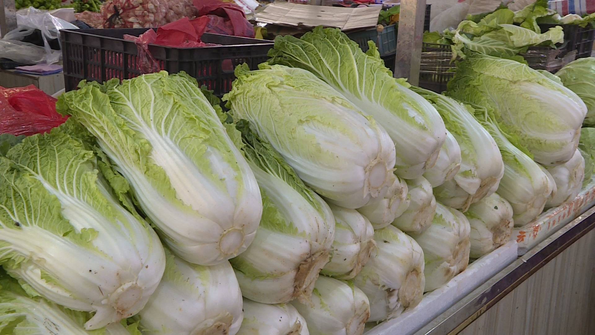 一切井然有序,市场肉摊上挂满了肥瘦相间的猪肉,菜摊上白菜,土豆