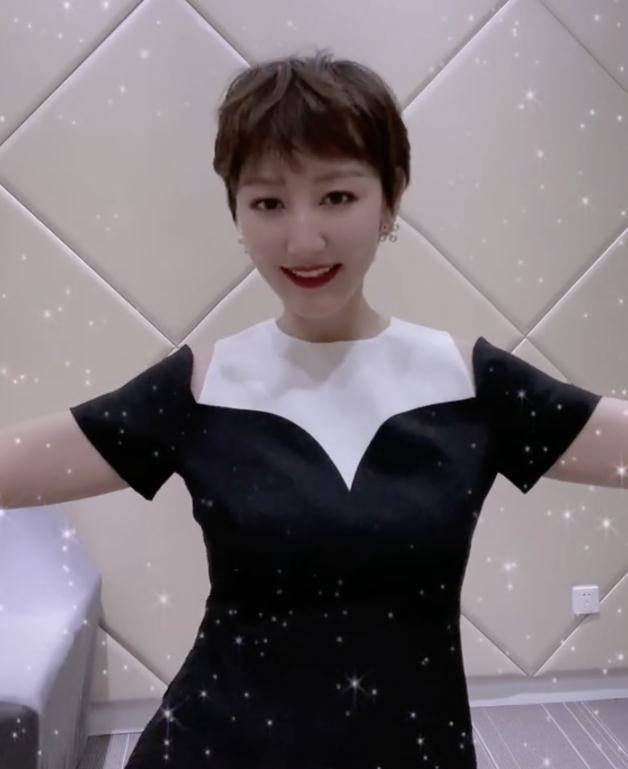 李好老婆晓敏穿紧身裙热舞,扭腰大秀好身材,满手首饰贵气十足_儿子_穿