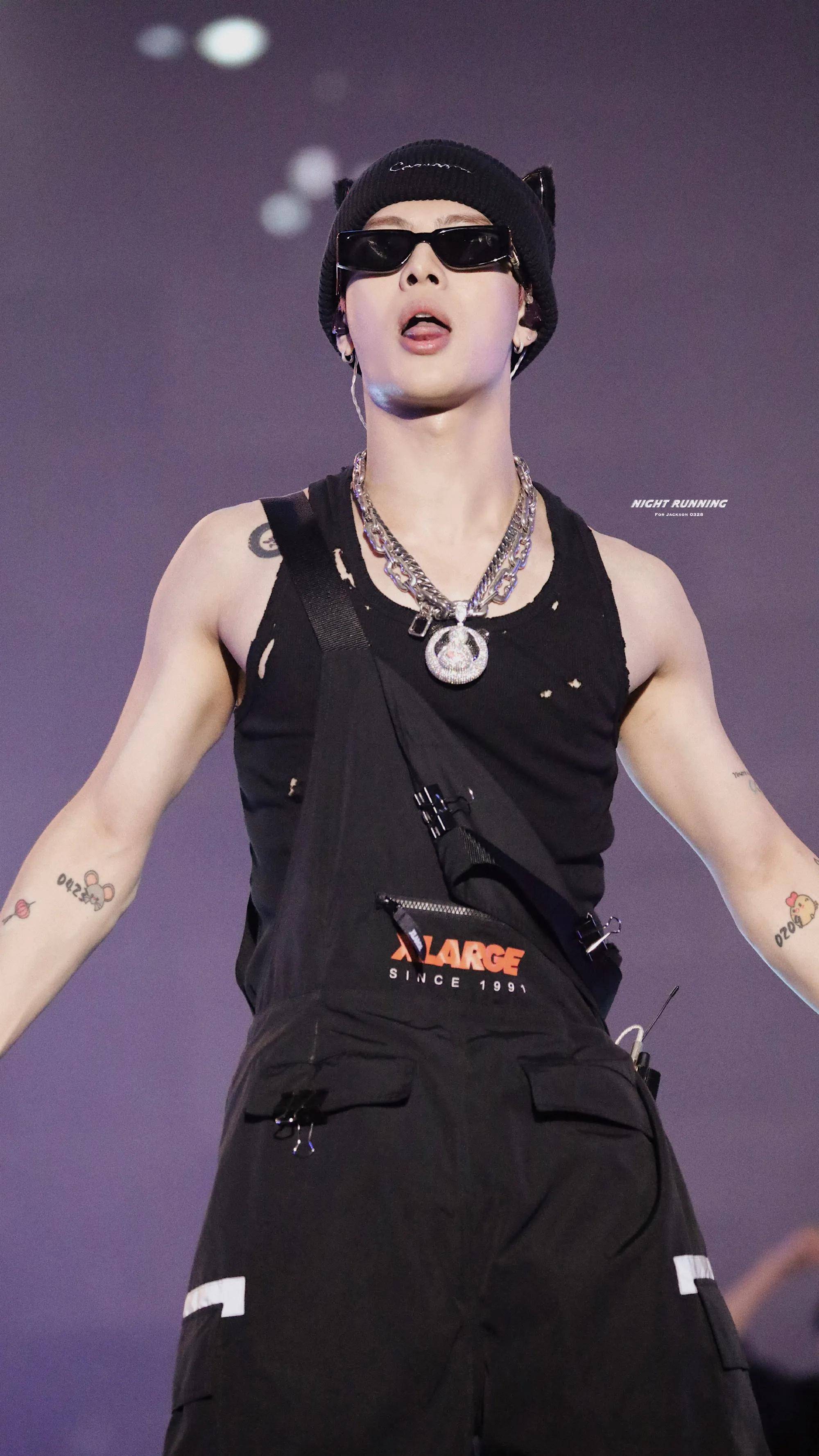 肌肉很发达嘛,戴个卡通帽子,反差萌!