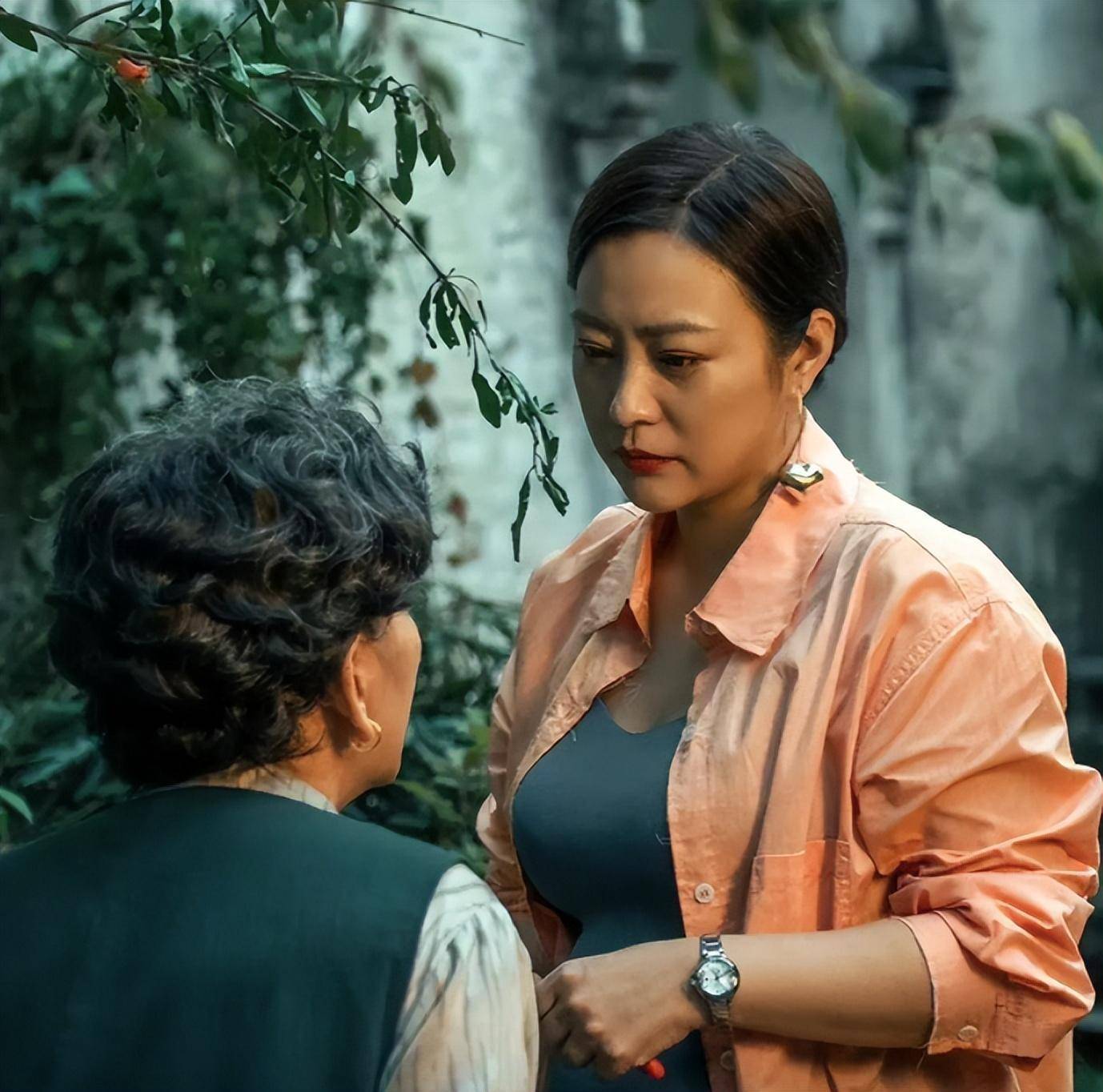 郝蕾觉得演员不同于歌手和主持人,演员就要在荧幕前塑造各种角色,如果