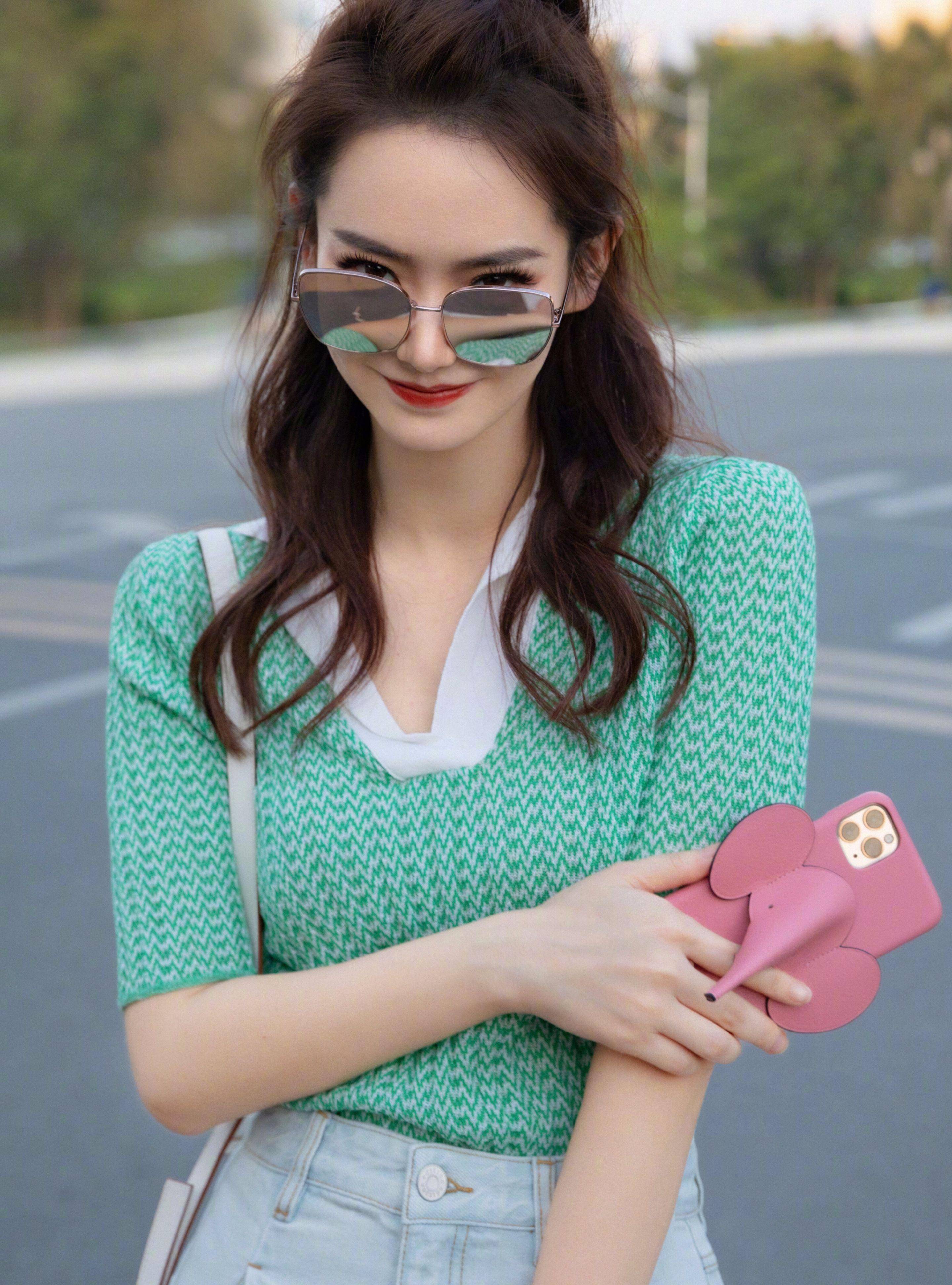 35岁戚薇近照曝光,肤白貌美少女感十足,宝妈还这么美?