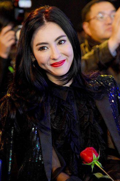 小林青霞气质惊艳,穿黑色西装高级时髦,搭配红唇妆更是气场十足