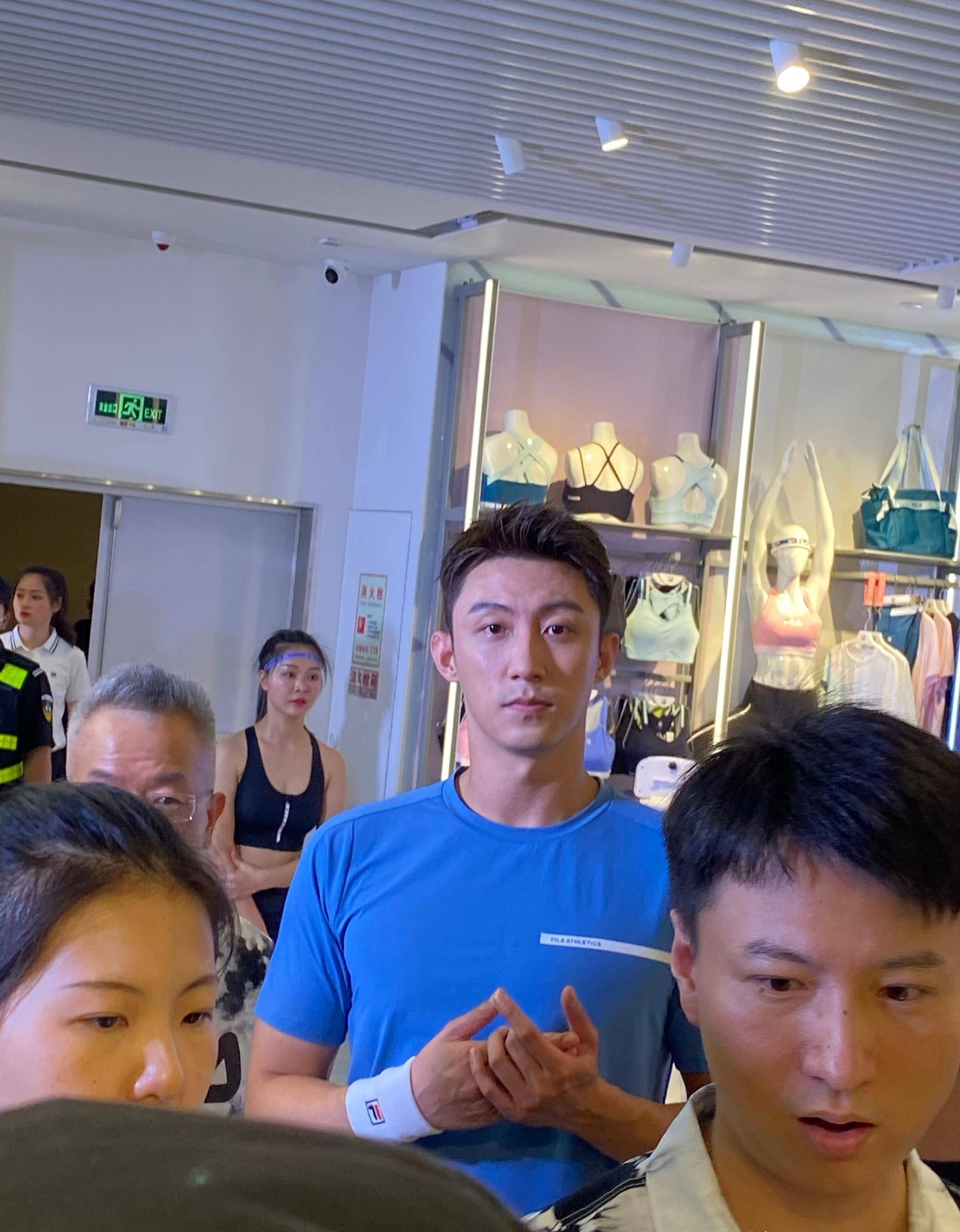 黄景瑜现身郑州,穿运动服生图好帅,1米87的身材比例令人心动_活动