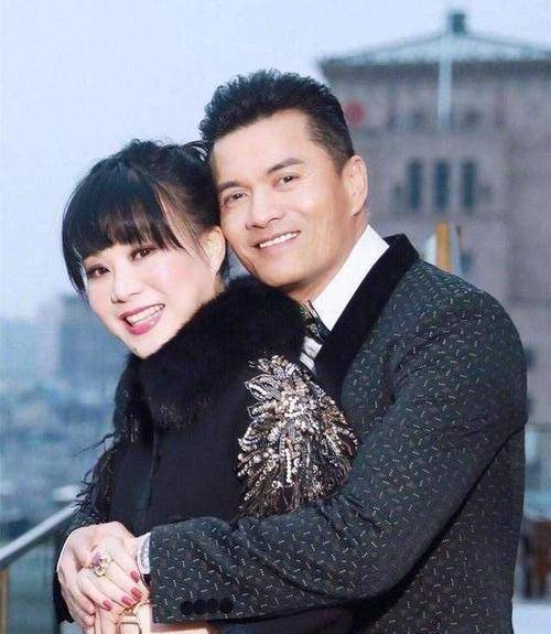 8位港星娶大陆老婆,有人攀上富婆,有人街头卖艺,命运截然不同_万梓良