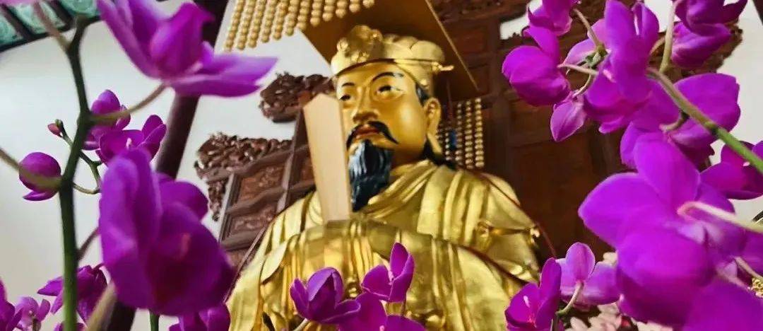鲜花礼神｜上海白云观主殿神前鲜花接受供养！_信仰_花为_初一