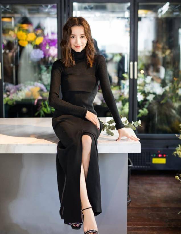 董洁对自己真有自信,素颜出镜包饺子,穿衬衫扎丸子头哪像41岁_款式_冷