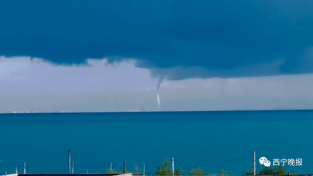 青海湖景区出现 "龙吸水"奇观_湖面_龙卷风_水面