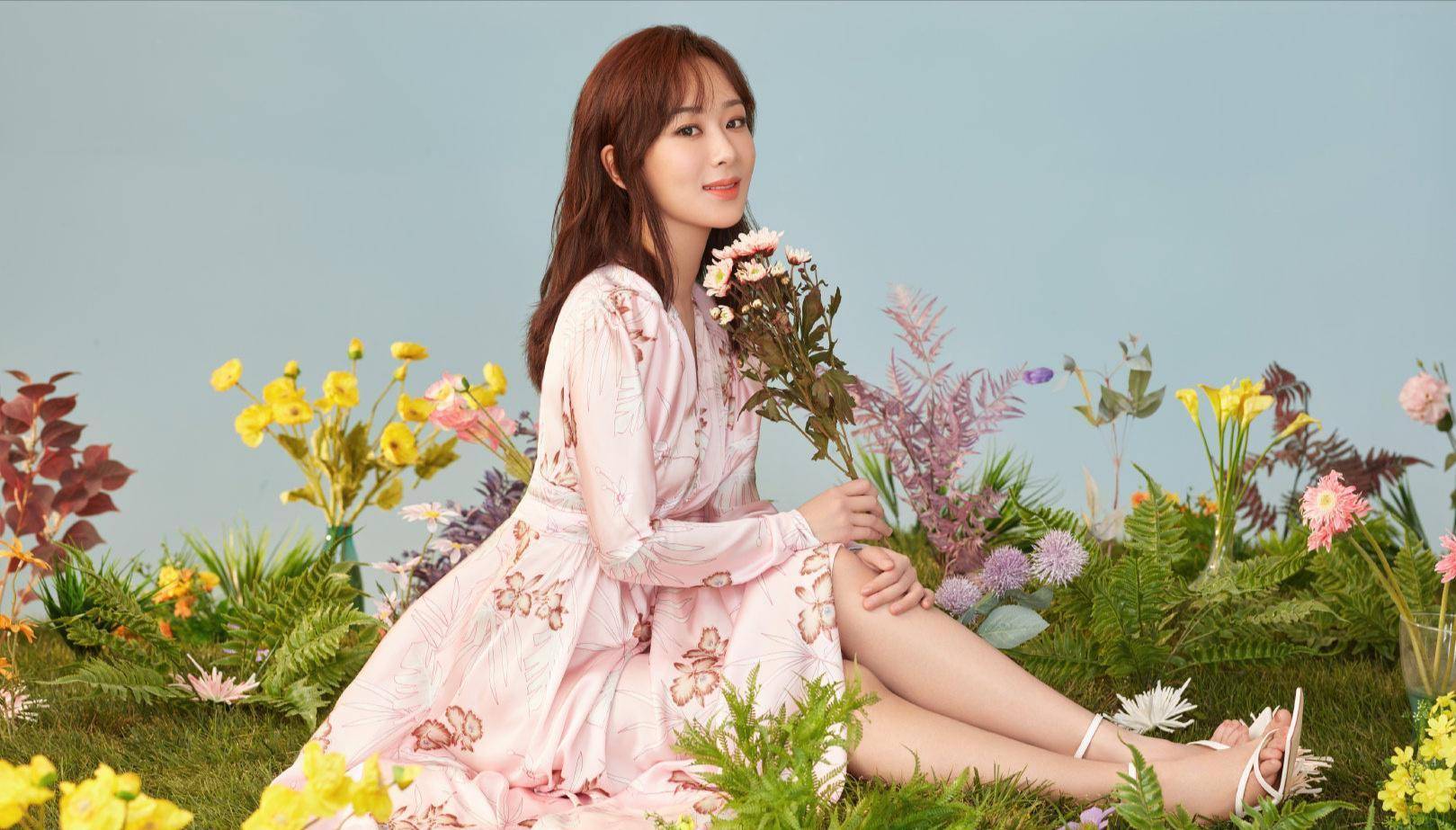 杨紫太适合甜美风了,粉色丝绸仙女裙精致又养眼,妥妥的高级感_服装