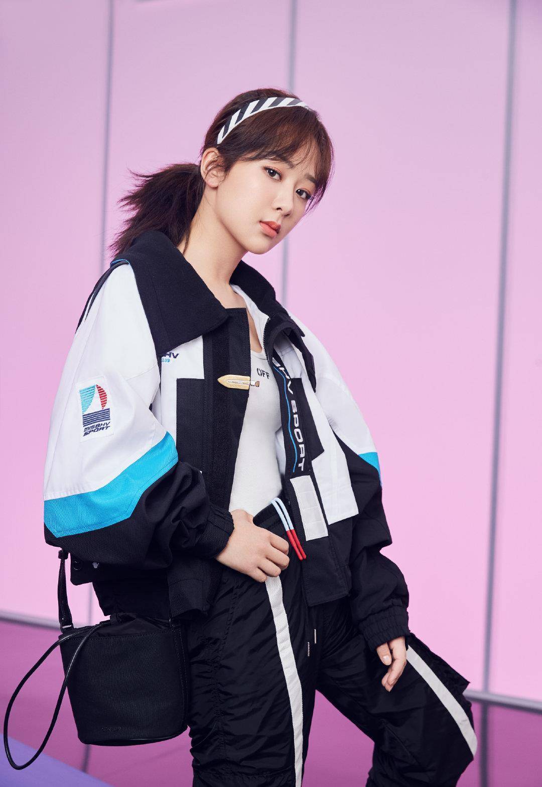 杨紫最新时尚大片曝光,演绎优雅俏女人风格,私服穿搭更是惹人羡_气息