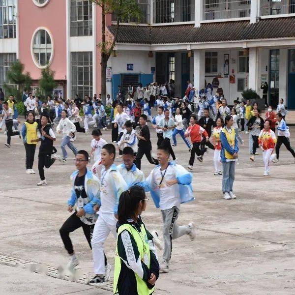 第一站来到了妥甸中学普及安全知识开展消防安全宣传活动楚雄双柏消防