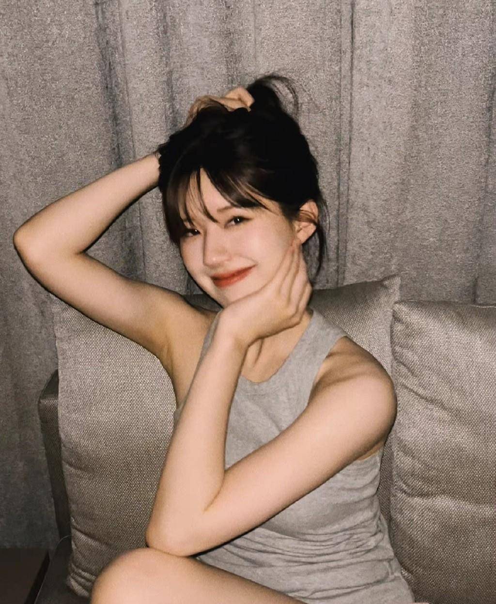 赵露思下班拍四方格,一袭冷艳笑容,撅嘴超搞笑_新剧_家乡_照片