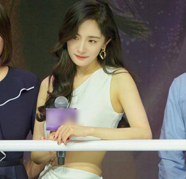 杨幂穿露腰长裙亮相,上热搜引争议,腰围上的赘肉让人看愣了_身材_网友