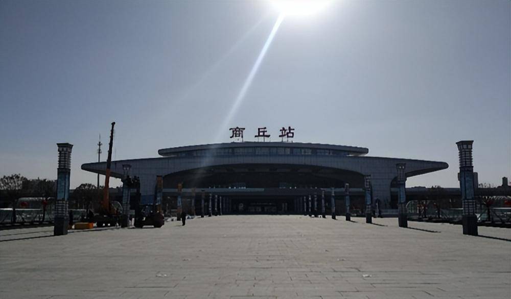 5,新乡东站:2012年投入运营,总面积为1.5万平方米,站台规模为6台15线.