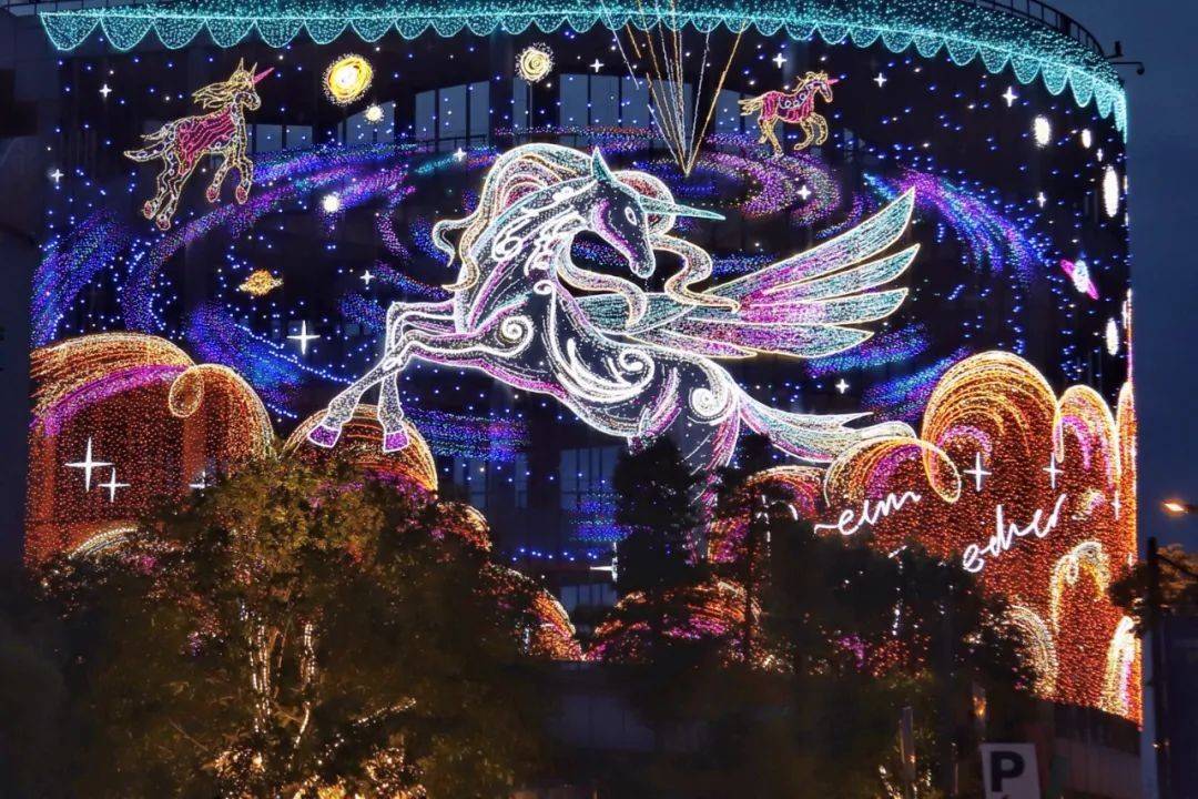 夜空彩虹巨幅灯饰画点亮贵阳西南国际商贸城唯美梦幻夜景成焦点_灯光