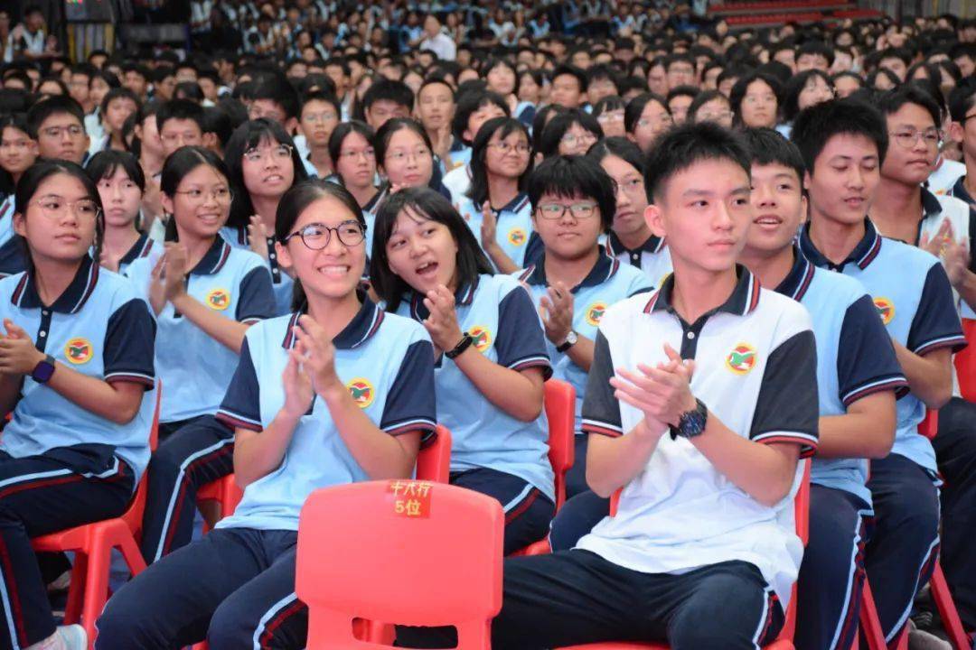 争取早日适应高中生活,让无悔青春精彩绽放在阳春一中的校园里