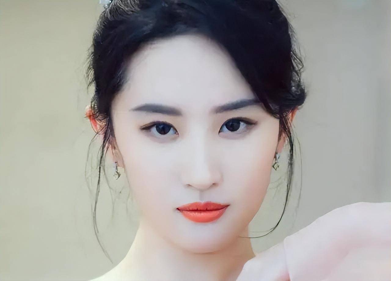 在真正的美貌面前,根本不需要直角肩和精灵耳,刘亦菲的美有多绝