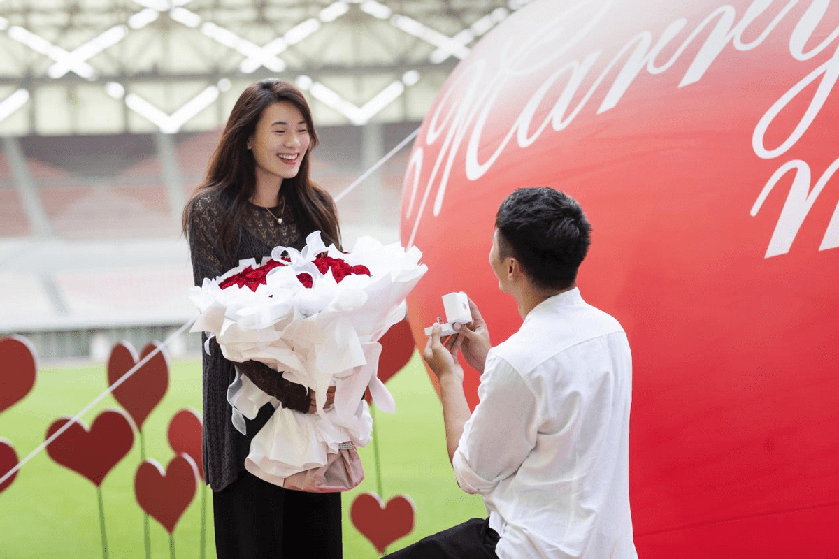 短跑名将谢震业扮老向初恋许诺一生相爱!体育人的求婚都甜死了!