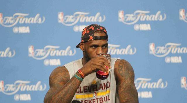 当nba球星喝上老干妈,姚明一脸享受,詹姆斯小心翼翼_球员_奥尼尔_里德