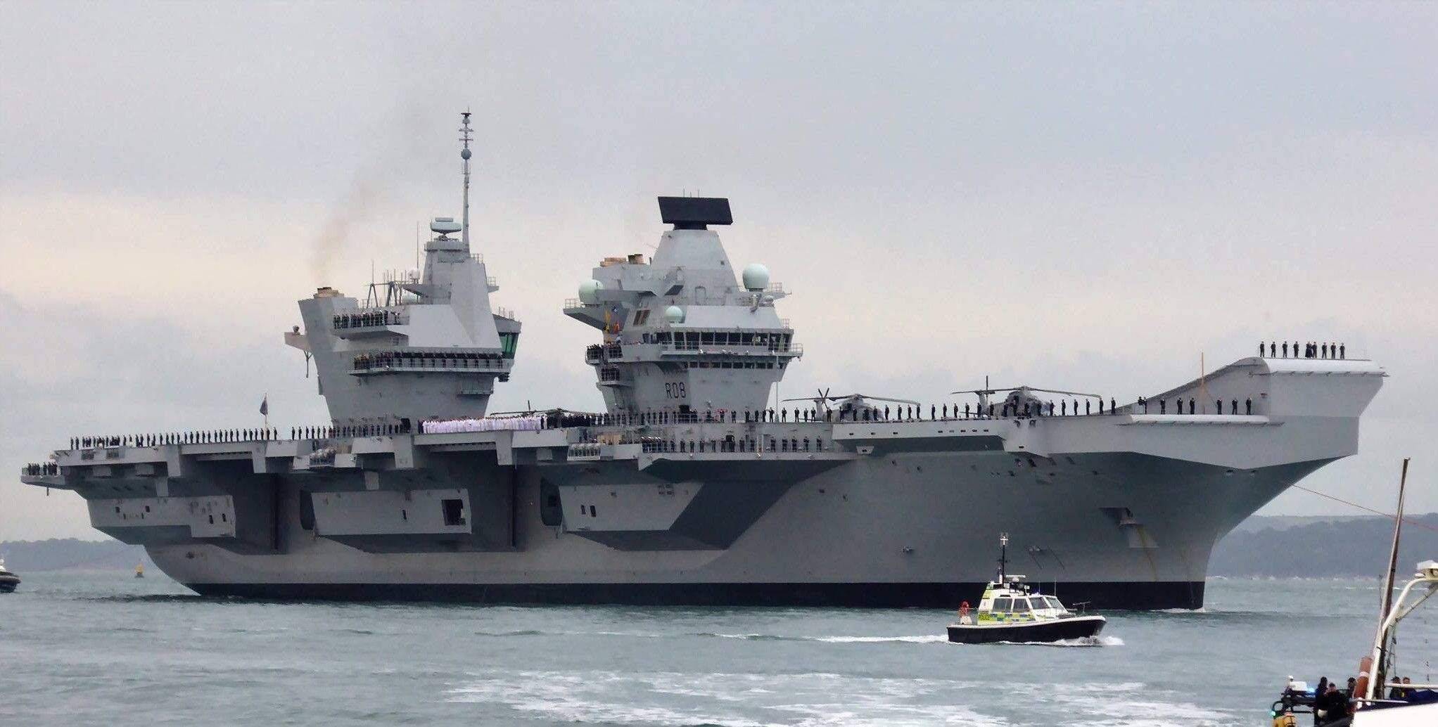 关键时刻,英国新航母刚出港就趴窝,恐怕特拉斯没信心下核按钮了