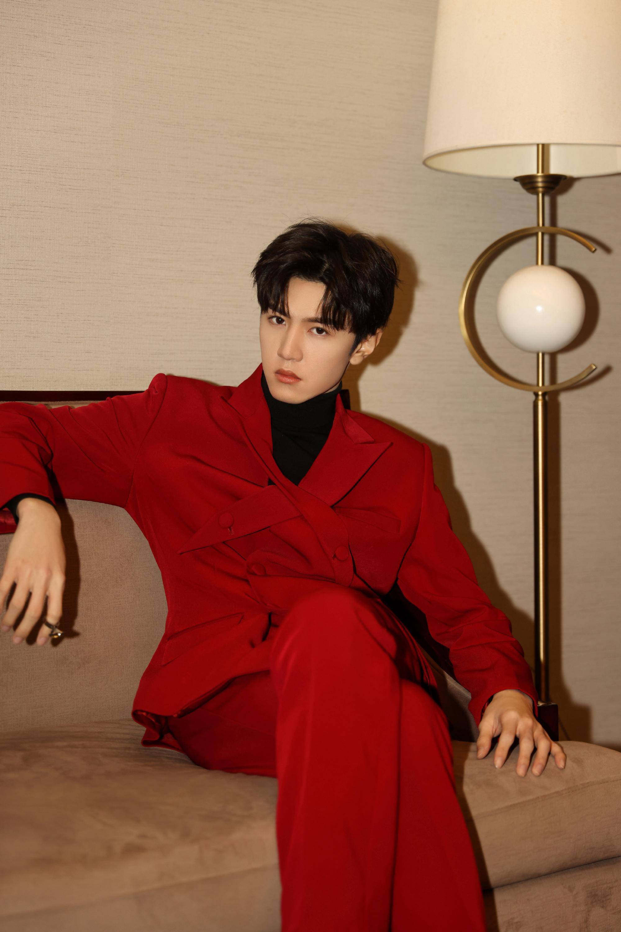 5,陈哲远出镜活动红西装造型妥妥的撕漫男!