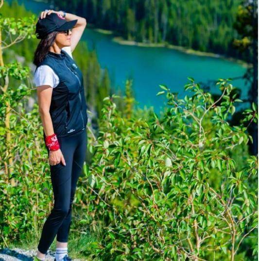 刘嘉玲陪梁朝伟悉尼开工,34度高温下仍不忘健身,素颜示人好潇洒_运动