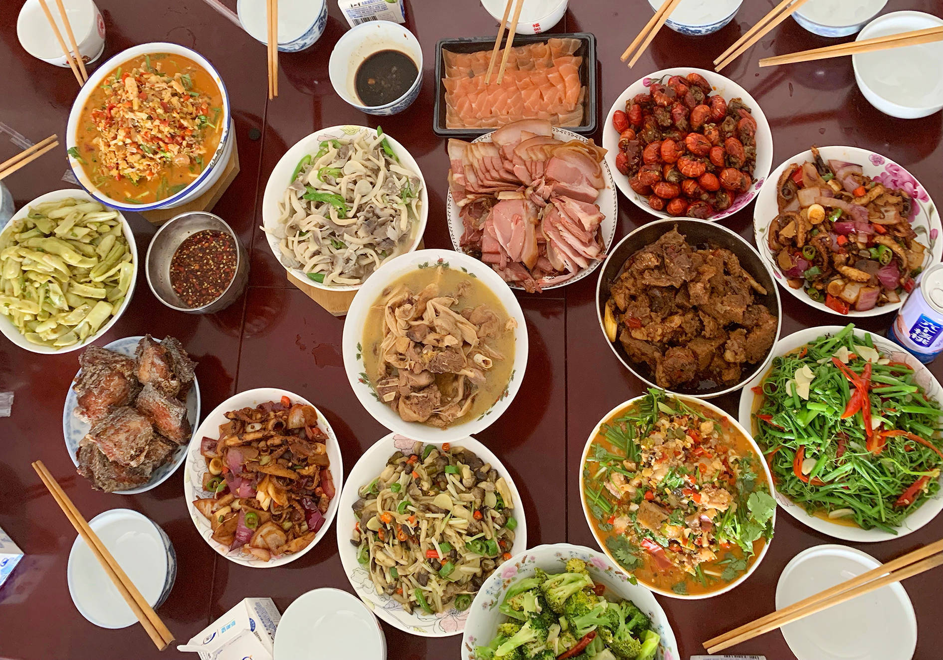 中秋节餐桌上的美食图片